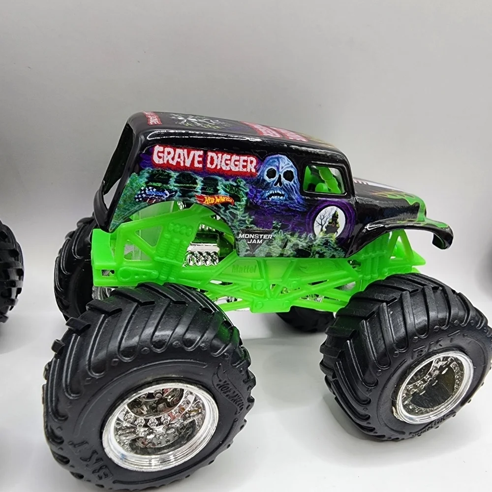 Hot Wheels Monster Jam Gravedigger , Son-Uva Digger Trucks